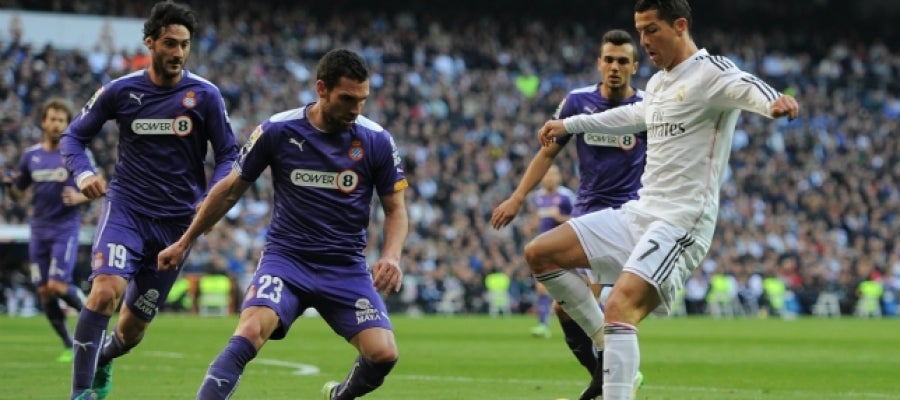 Ronaldo, ante varios jugadores del Espanyol Ronaldo, ante varios jugadores del Espanyol