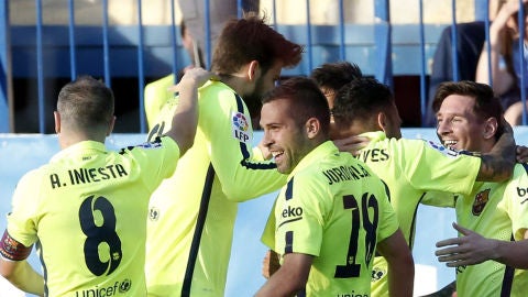 El Barcelona celebra el gol de Messi