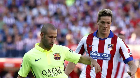 Mascherano disputa el balón con Torres Mascherano disputa el balón con Torres