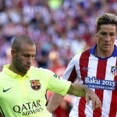 Mascherano disputa el balón con Torres