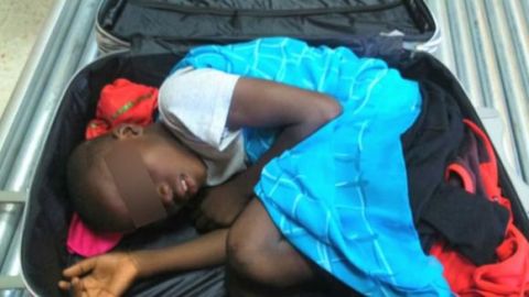 Ni&ntilde;o encontrado dentro de una maleta en la frontera espa&ntilde;ola