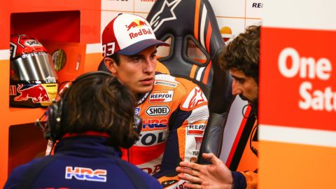 Marc M&aacute;rquez pensativo en el box