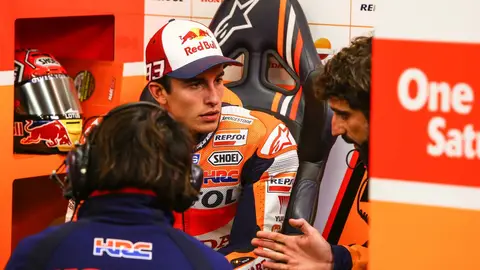 Marc Márquez pensativo en el box Marc Márquez pensativo en el box