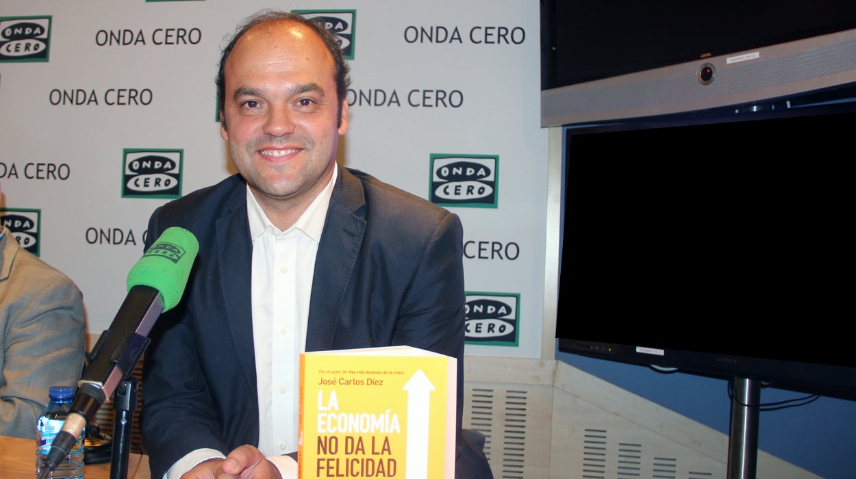 José Carlos Díez nos presenta su libro 'La Economía no da la felicidad, pero ayuda a conseguirla' José Carlos Díez nos presenta su libro 'La Economía no da la felicidad, pero ayuda a conseguirla'