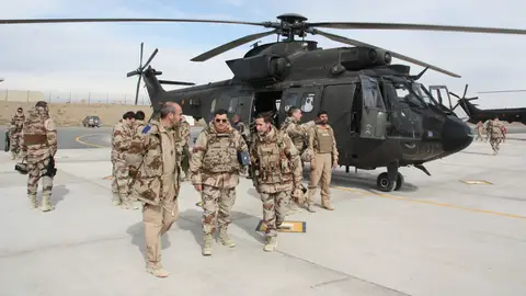 Imagen de archivo de varios soldados en una base aérea El Gabinete: Servicio militar obligatorio vs profesional en las actuales sociedades democráticas
