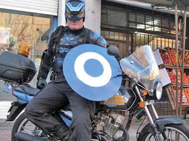 Corresponsales: Capitán Menganno, el superhéroe que cuida las calles de Argentina Corresponsales: Capitán Menganno, el superhéroe que cuida las calles de Argentina