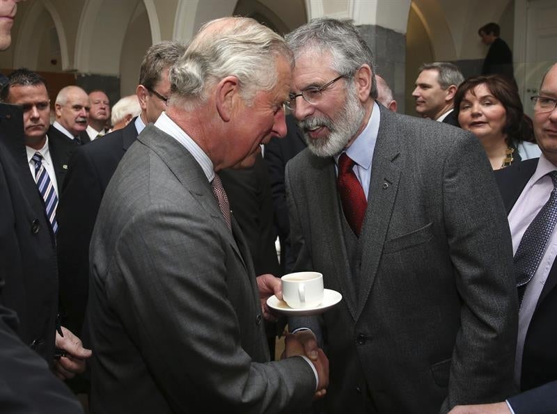 Carlos de Inglaterra y Gerry Adams, histórico apretón de manos Carlos de Inglaterra y Gerry Adams, histórico apretón de manos