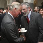 El príncipe Carlos con Gerry Adams, presidente del Sinn Féin