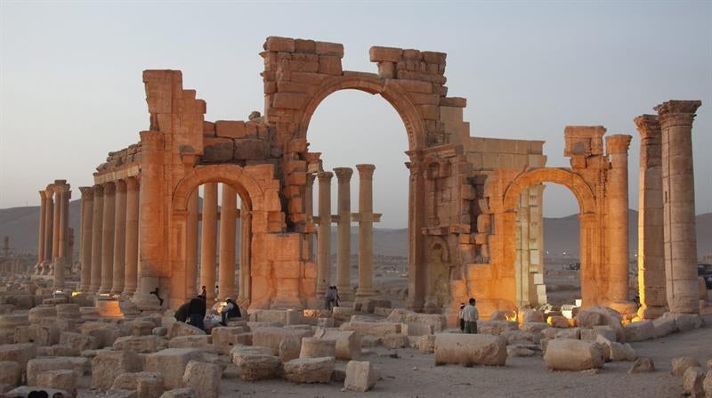 El Estado Islámico destruye el Arco del Triunfo de Palmira, cuya existencia peligra El Estado Islámico destruye el Arco del Triunfo de Palmira, cuya existencia peligra