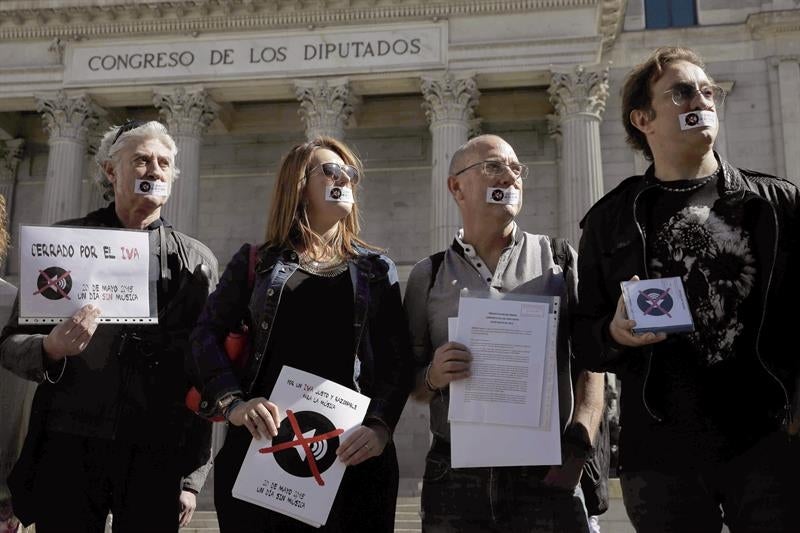 225.000 firmas al Congreso para pedir la bajada del IVA cultural 225.000 firmas al Congreso para pedir la bajada del IVA cultural