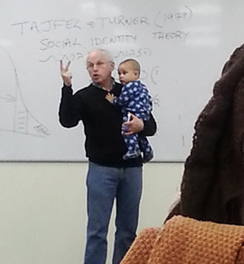 El popular profesor que da clase con el bebé de una alumna en brazos El popular profesor que da clase con el bebé de una alumna en brazos
