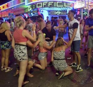 Jóvenes de fiesta en Magaluf Jóvenes de fiesta en Magaluf
