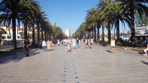 Vista del paseo mar&iacute;timo de Salou