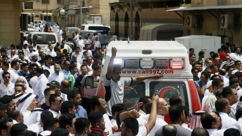 Una multitud junto a una ambulancia tras la explosi&oacute;n en una mezquita