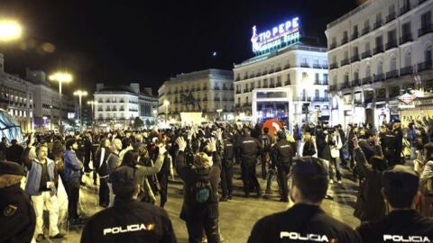 Miembros del movimiento 15M, vigilados por polic&iacute;as nacionales en la Puerta del Sol