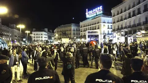 Miembros del movimiento 15M, vigilados por policías nacionales en la Puerta del Sol Miembros del movimiento 15M, vigilados por policías nacionales en la Puerta del Sol