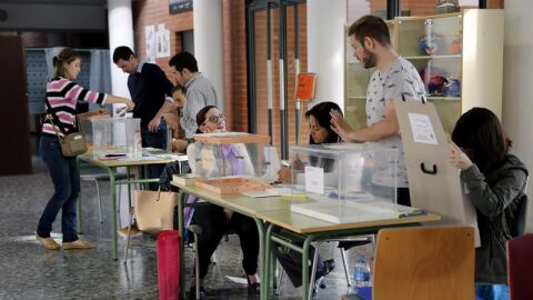 Ciudadanos votando en el 24M