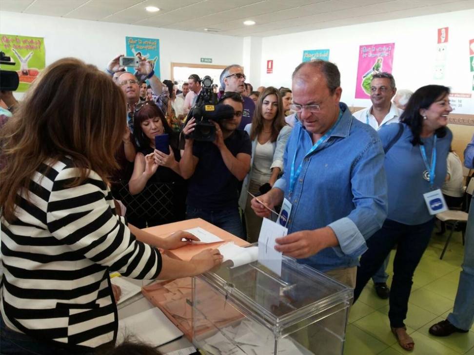 José Antonio Monago anima a los ciudadanos a votar José Antonio Monago anima a los ciudadanos a votar