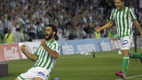 Los jugadores del Real Betis Balompi&eacute; celebran el ascenso a Primera Division 