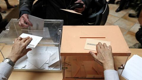 Ciudadano votando en el 24M