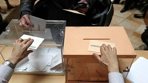Ciudadano votando en el 24M Ciudadano votando en el 24M
