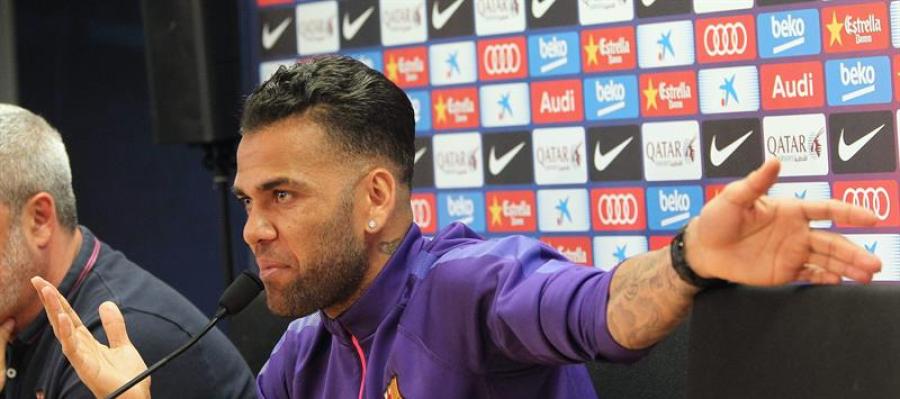 Dani Alves en rueda de prensa Dani Alves en rueda de prensa