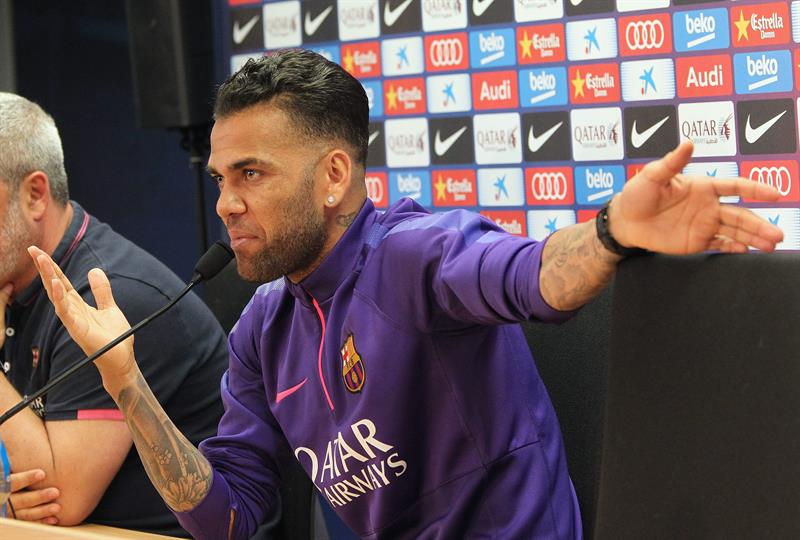 Dani Alves renueva con el Barça por dos años Dani Alves renueva con el Barça por dos años