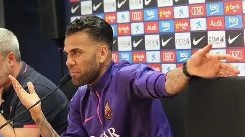Dani Alves en rueda de prensa Dani Alves en rueda de prensa