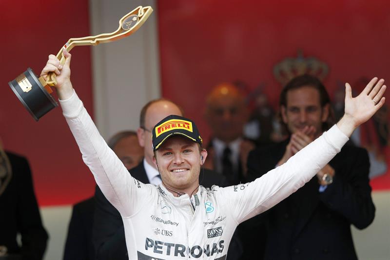 Hamilton regala la victoria a Rosberg en Mónaco con Sainz décimo y Alonso K.O. Hamilton regala la victoria a Rosberg en Mónaco con Sainz décimo y Alonso K.O.