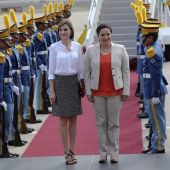 La Reina Letizia es recibida por la Primera Dama de Honduras, Ana Rosalinda García