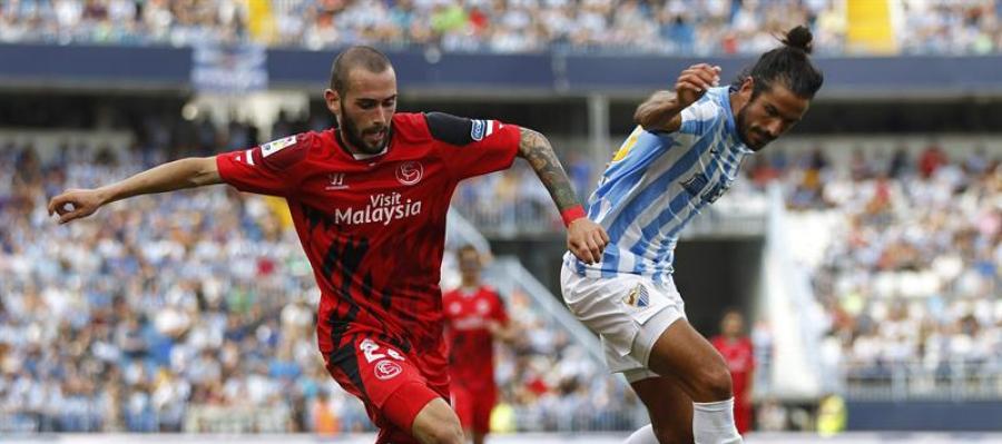 Aleix Vidal controla un balón ante Angeleri Aleix Vidal controla un balón ante Angeleri
