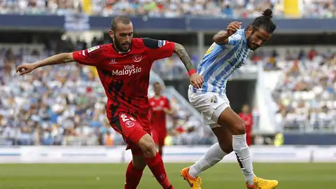 Aleix Vidal controla un balón ante Angeleri Aleix Vidal controla un balón ante Angeleri