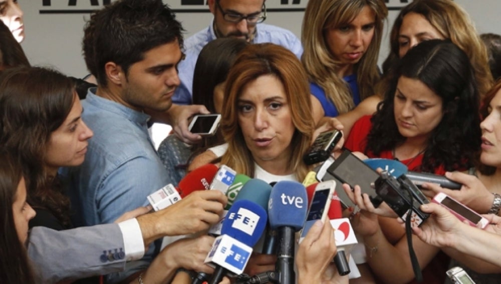 Susana Díaz habla con los medios en Ferraz