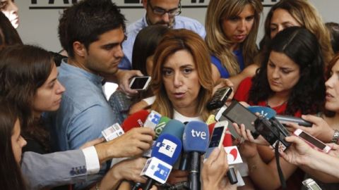 Susana D&iacute;az habla con los medios en Ferraz