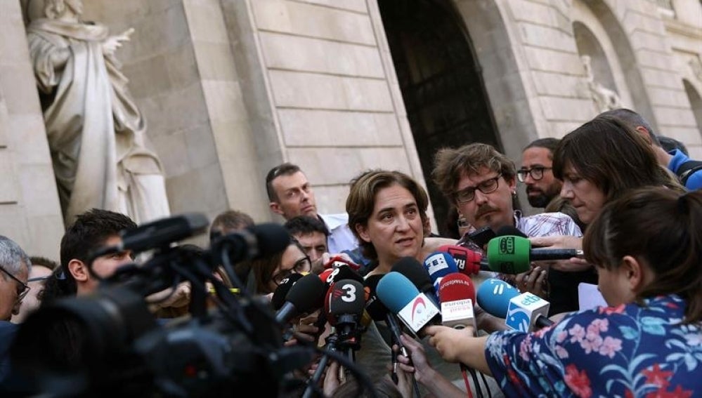 La líder de Barcelona en Comú, Ada Colau, ante los medios