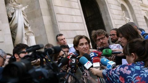 La l&iacute;der de Barcelona en Com&uacute;, Ada Colau, ante los medios
