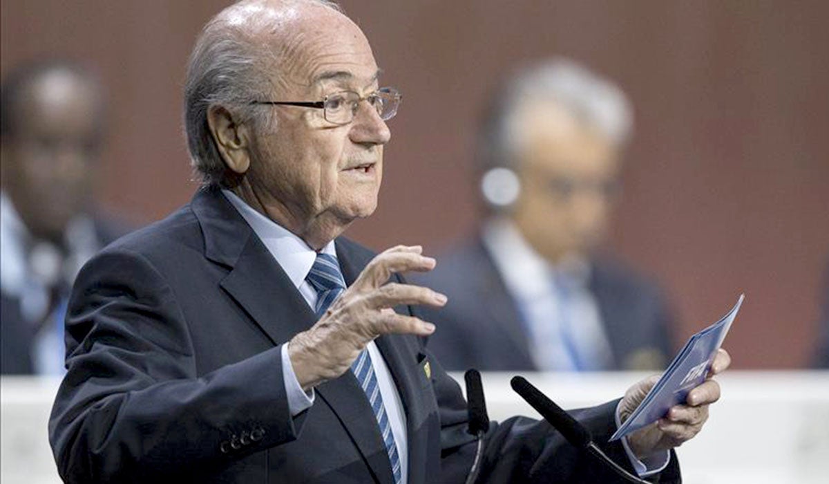 Blatter dimite tras las sospechas crecientes de corrupción Blatter dimite tras las sospechas crecientes de corrupción