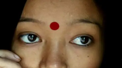 Mujer contagiada VIH - Contraparte Una mujer enferma de VIH posa en su choza en Siliguri India. De acuerdo con los datos de la UNDP, más de 2 millones de personas sufren esta enfermedad en el país, y ven afectadas sus condiciones sociales y laborales.