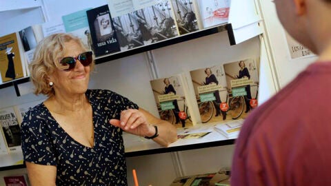  La n&uacute;mero uno de Ahora Madrid, Manuela Carmena, ha firmado esta ma&ntilde;ana en la Feria del Libro numerosos ejemplares de 'Por qu&eacute; las cosas pueden ser diferentes.
