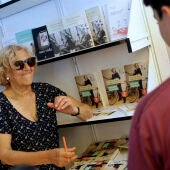  La número uno de Ahora Madrid, Manuela Carmena, ha firmado esta mañana en la Feria del Libro numerosos ejemplares de 'Por qué las cosas pueden ser diferentes.