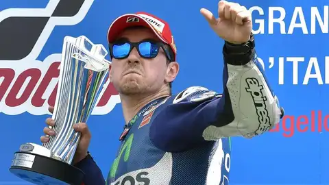 Lorenzo celebra su triunfo en el Gran Premio de Mugello Lorenzo celebra su triunfo en el Gran Premio de Mugello