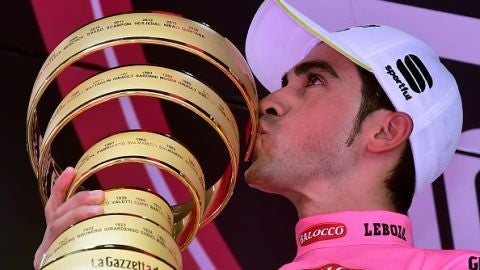 Alberto Contador con su trofeo del Giro de Italia