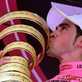 Alberto Contador con su trofeo del Giro de Italia