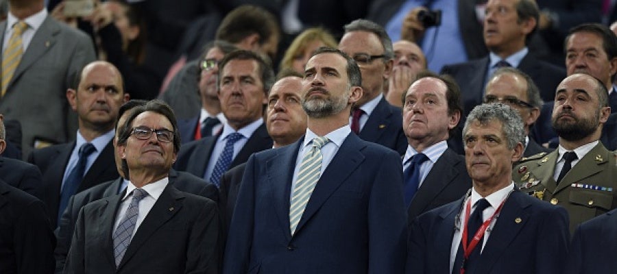 El Rey Felipe VI junto a Artur Mas durante el himno nacional de la Copa del Rey El Rey Felipe VI junto a Artur Mas durante el himno nacional de la Copa del Rey