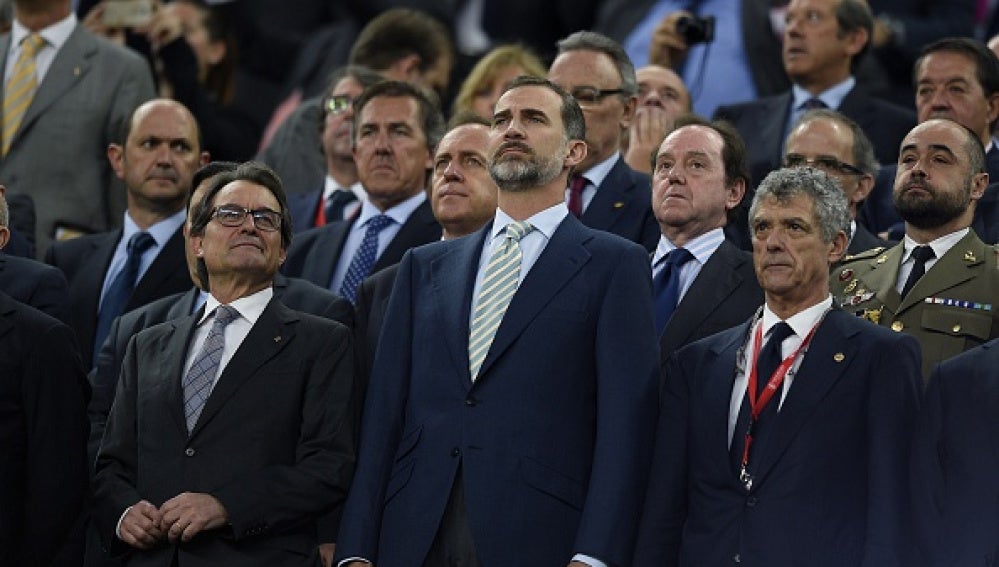 El Rey Felipe VI junto a Artur Mas durante el himno nacional de la Copa del Rey