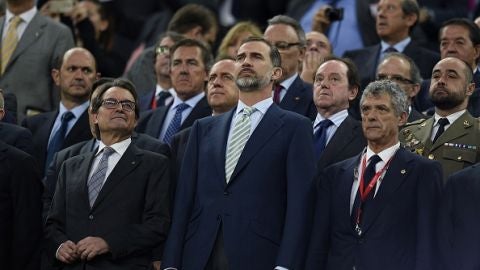 El Rey Felipe VI junto a Artur Mas durante el himno nacional de la Copa del Rey