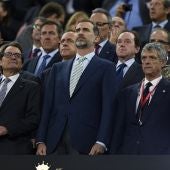 El Rey Felipe VI junto a Artur Mas durante el himno nacional de la Copa del Rey