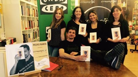 Pedro Ramos tras la entrevista en la librer&iacute;a Cronopios
