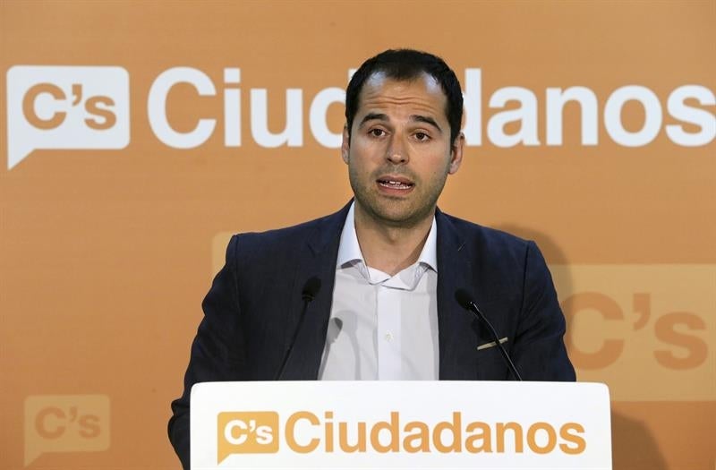 Ciudadanos achaca la dimisión de Aguirre a sus iniciativas contra la corrupción Ciudadanos achaca la dimisión de Aguirre a sus iniciativas contra la corrupción