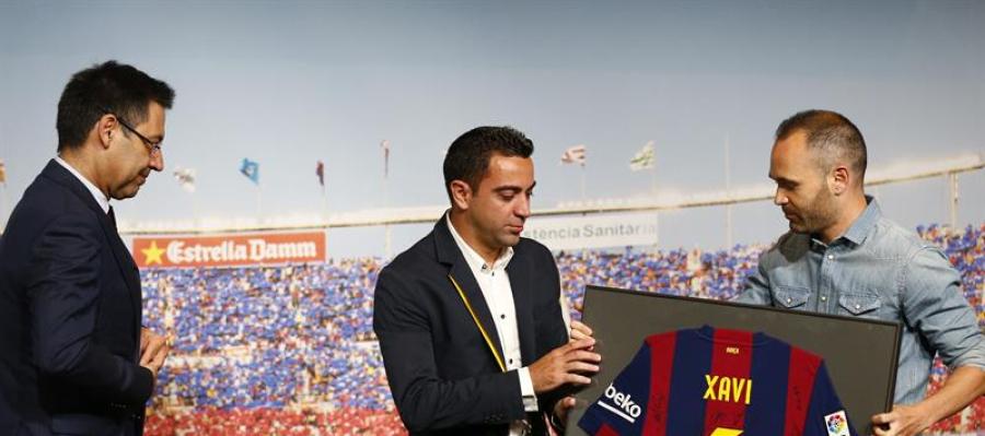 Xavi recibe un homenaje junto a Iniesta y Bartomeu Xavi recibe un homenaje junto a Iniesta y Bartomeu